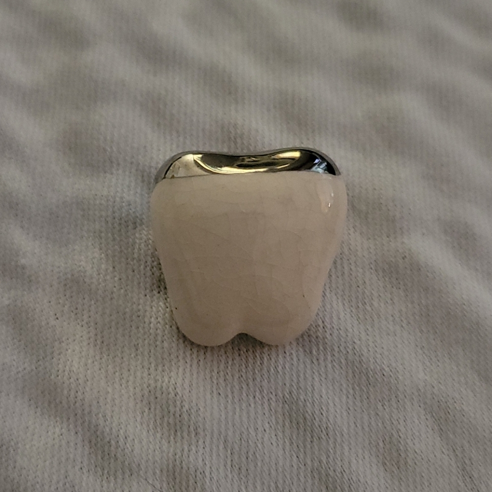 Lapel pin tooth